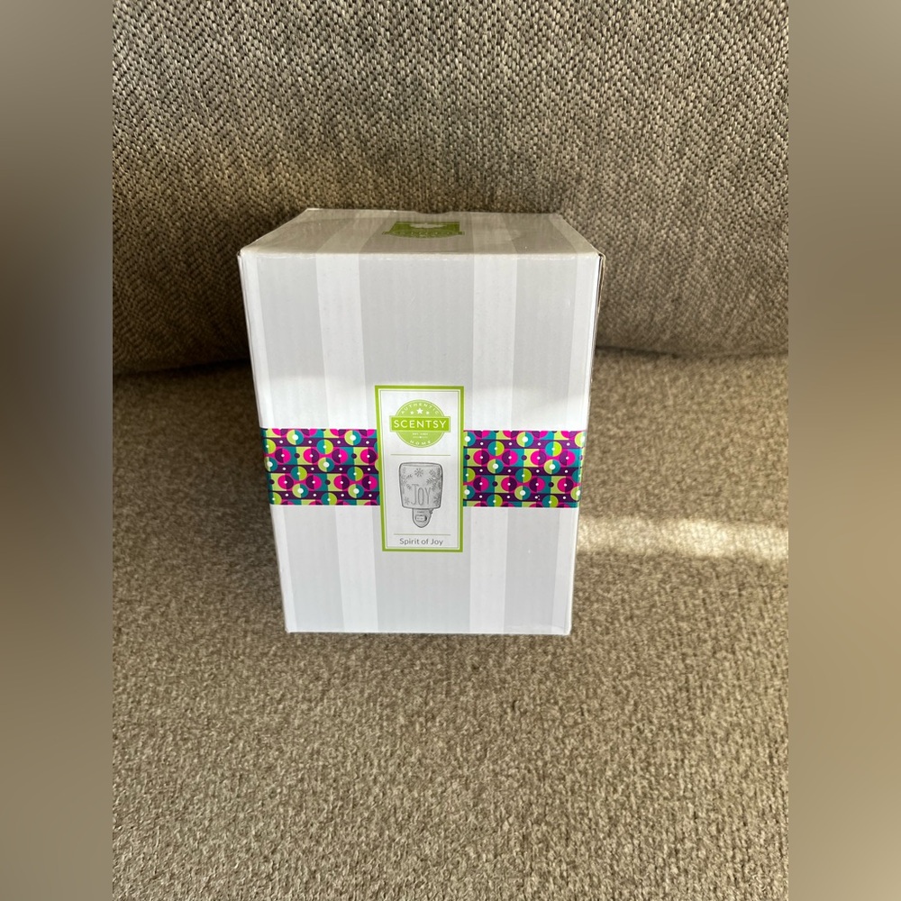 Scentsy  "Spirit of Joy" Plug In Snowflake Christmas Mini Wax Warmer